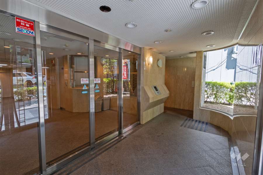 エントランスはオートロック付きです。
