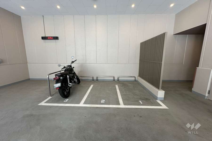 屋内に設けられた大型バイク置き場