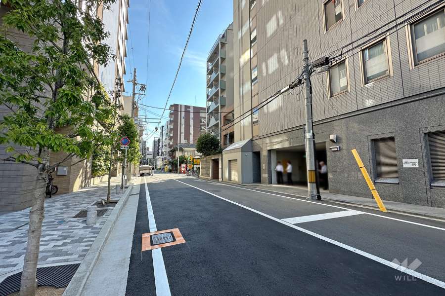 敷地北西側の前面道路（北東側から）