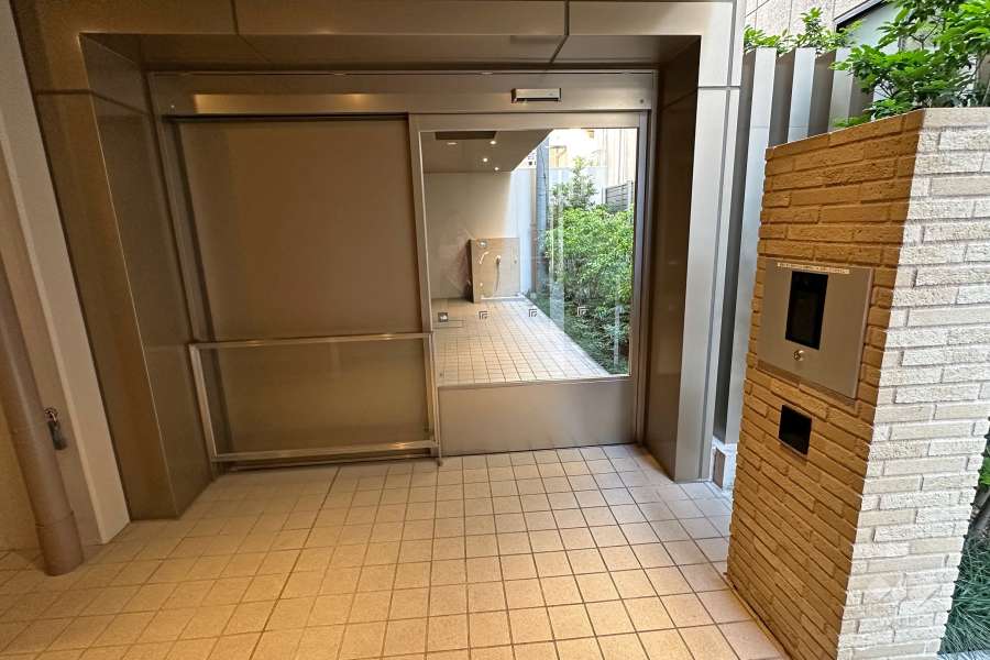 北西側エントランス