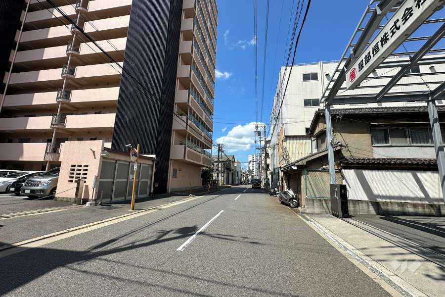 敷地北西側の前面道路（北東側から）