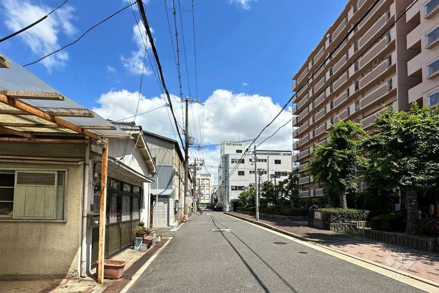 敷地南西側の前面道路（南東側から）