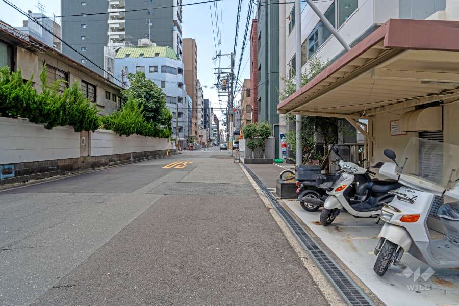 敷地南側の前面道路（東側から）