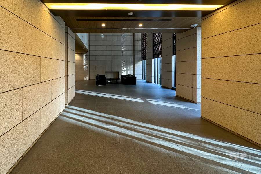 エントランスからエントランスホールへのアプローチ