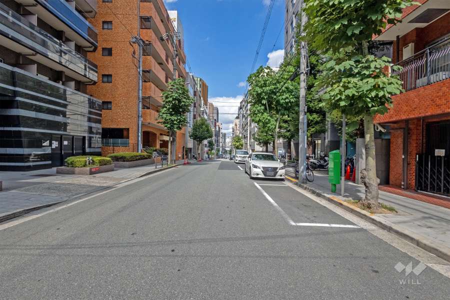 敷地南側の前面道路は内平野町通です（東側から）。