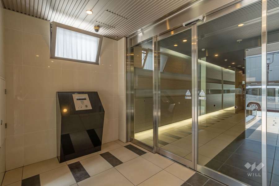 エントランスはオートロック付きです。　