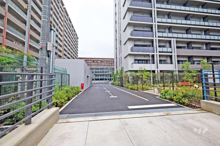 駐車場の出入口（ロボットゲート付き）