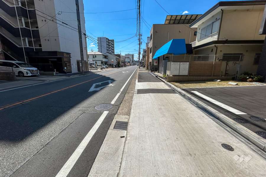 敷地東側の前面道路(北側から)