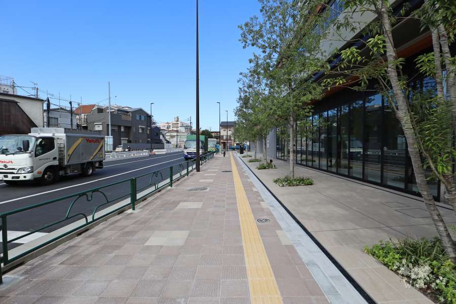 敷地西側の前面道路　