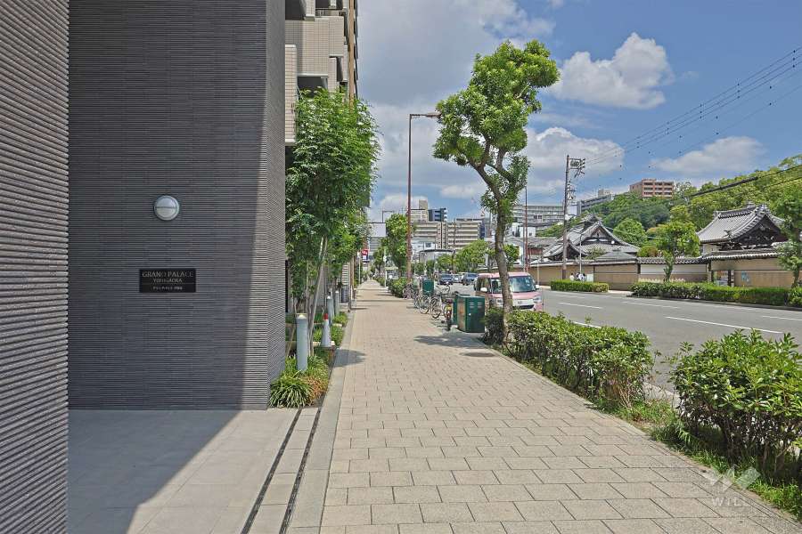 敷地の東側前面道路は大阪市道天神橋天王寺線です（南側から）。道路を挟んで東側には、幕末に新選組が大坂の屯所としていた『萬福寺（万福寺）』があります。