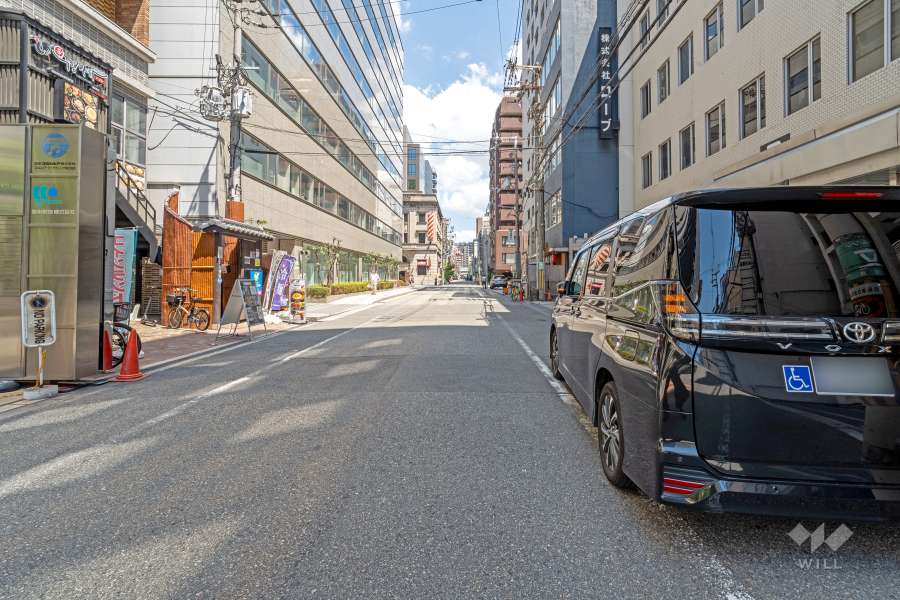 敷地南側の前面道路（西側から）