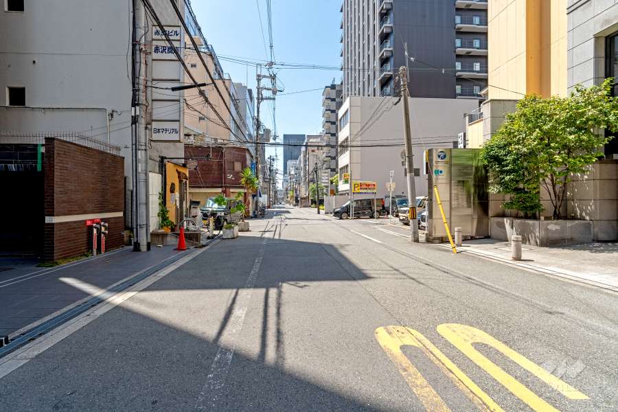 敷地南側の前面道路（東側から）