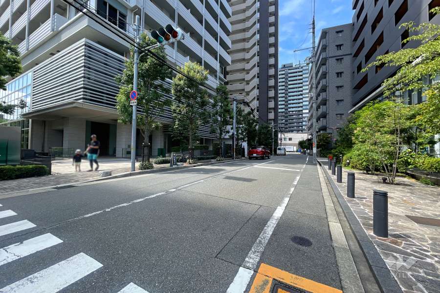 敷地北側の前面道路（東側から）