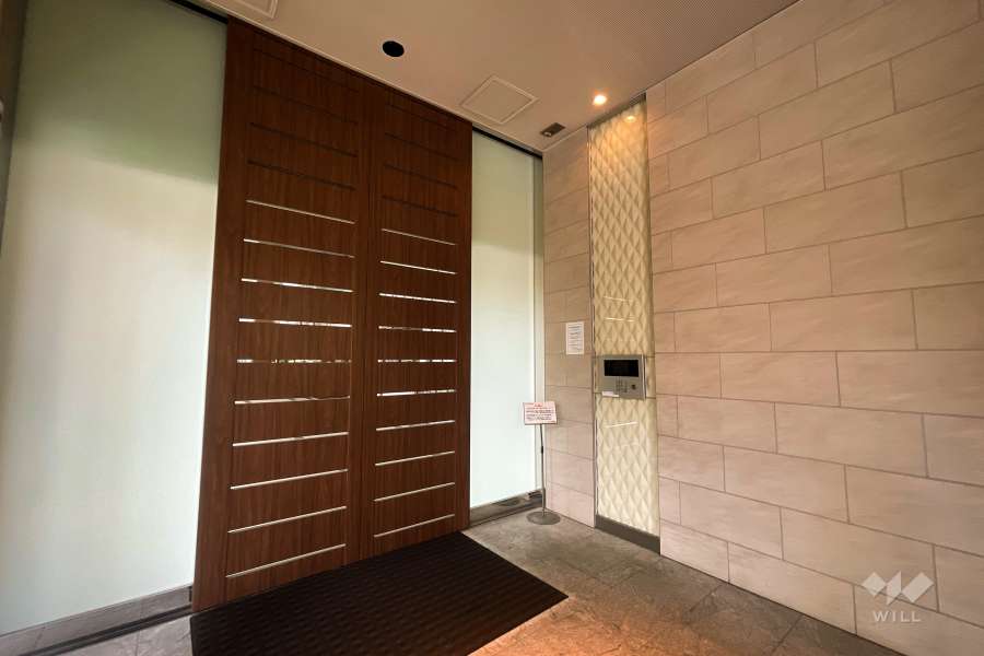 エントランスはオートロック付きです。