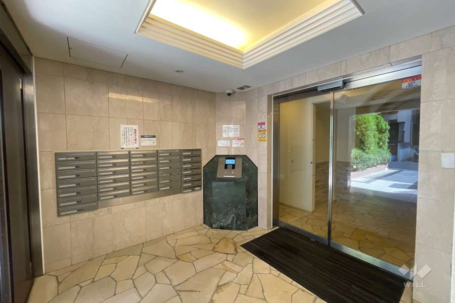 エントランスはオートロック付きです。