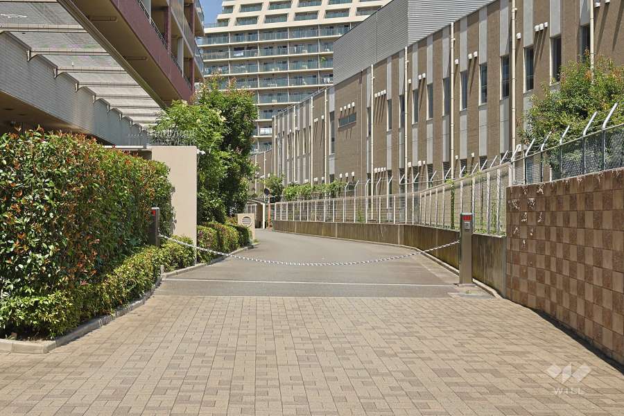 駐車場の出入り口（ロボットゲート付き）