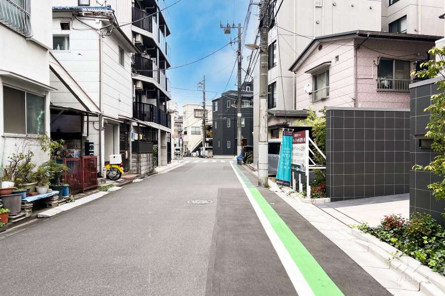 敷地の西側前面道路（南側から）