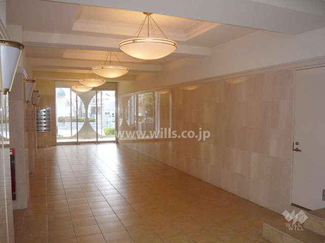 折り上げ天井のエントランスホール