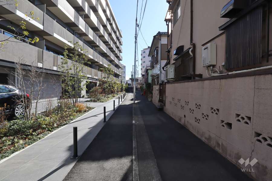 敷地西側の前面道路