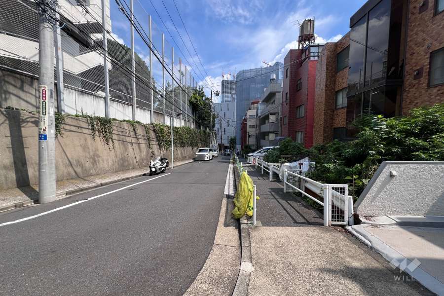 敷地の北西側前面道路（南西側から）