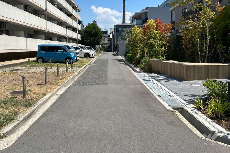 敷地北側の前面道路（西側から）