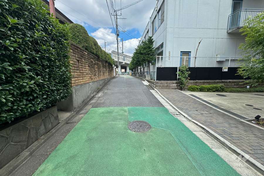 敷地北側の前面道路（東側から）