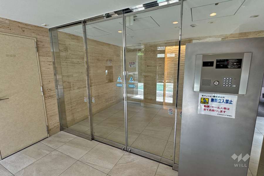 エントランスはオートロック付きです。