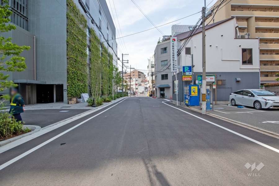 敷地東側の前面道路（南東側から）