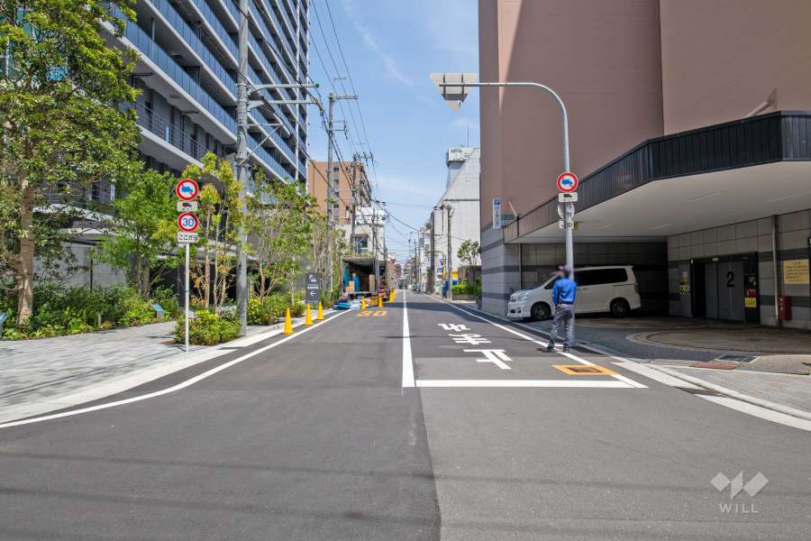 敷地南東側の前面道路（南西側から）