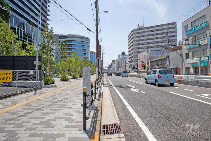 敷地北西側の前面道路（北東側から）