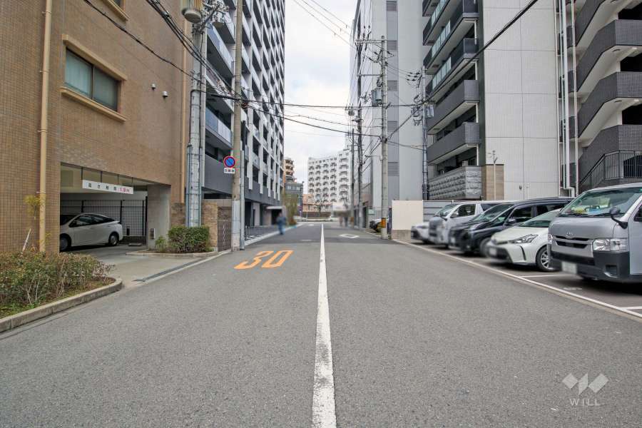 敷地東側の前面道路（南側から）