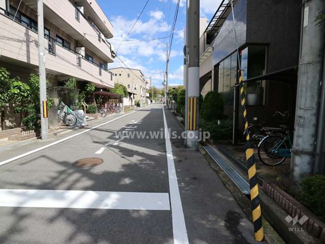敷地北側の前面道路（西側から）