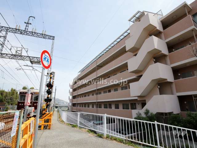 敷地の北側を阪急宝塚線が走っています。