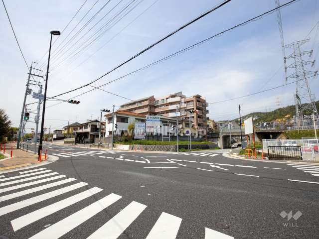 ユニーブル雲雀丘の遠景。手前の道路は国道176号線です。