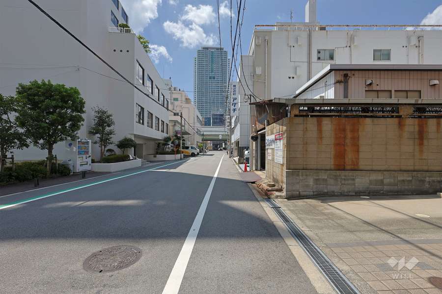 敷地南側の前面道路（東側から）