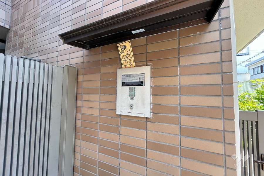 エントランスはオートロック付きです。