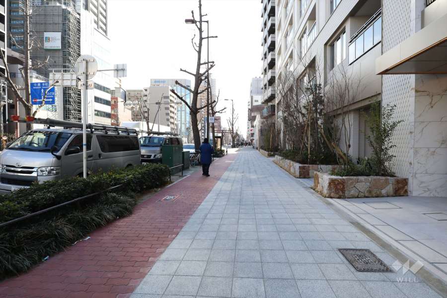敷地東側の前面道路（なにわ筋）