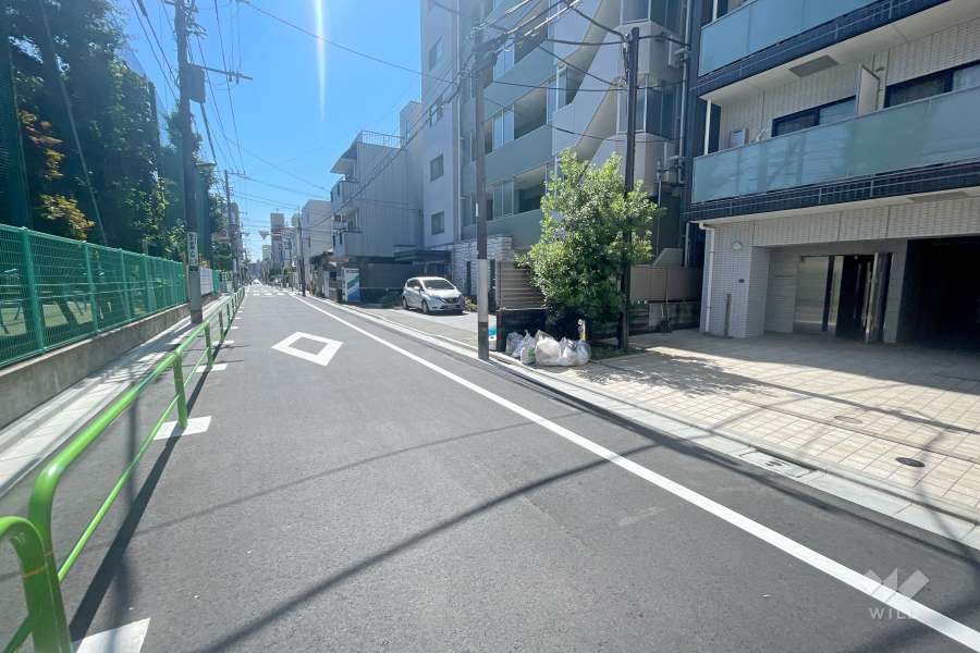 敷地の北側前面道路（西側から）