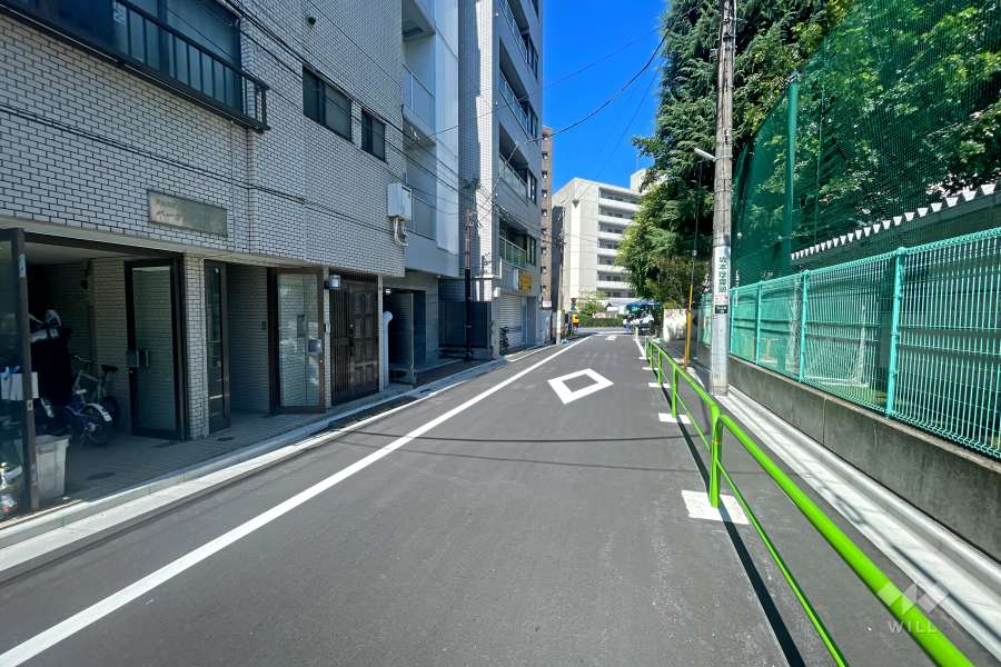 敷地の北側前面道路（東側から）