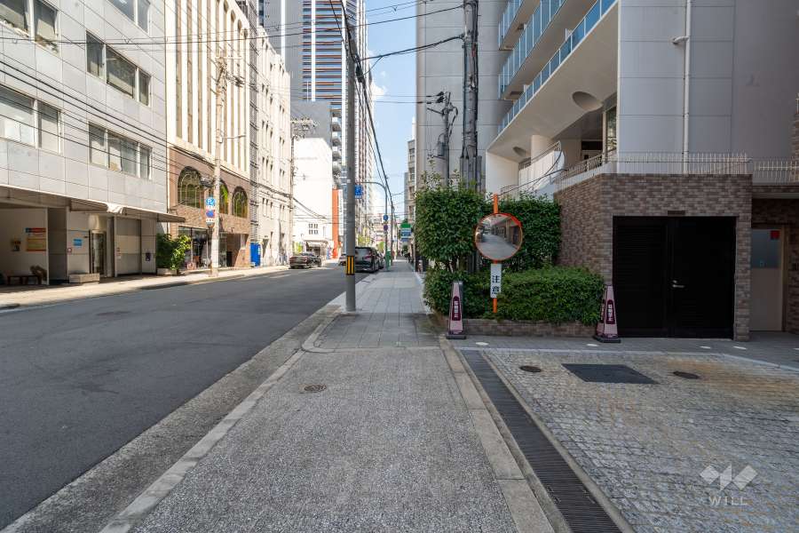 敷地南側の前面道路（西側から）