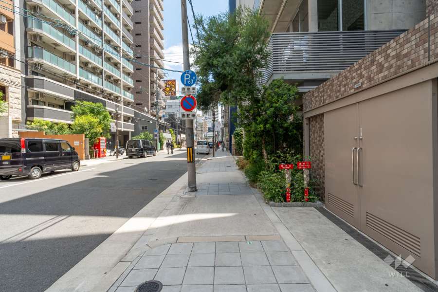 敷地の北側前面道路（西側から）