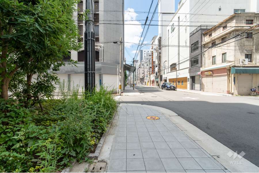 敷地北側の前面道路（東側から）