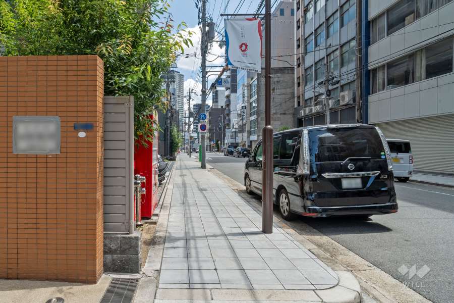 敷地南側の前面道路（西側から）