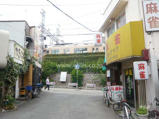 敷地西側の前面道路。北方向約30mの場所を阪神電車が走っています。