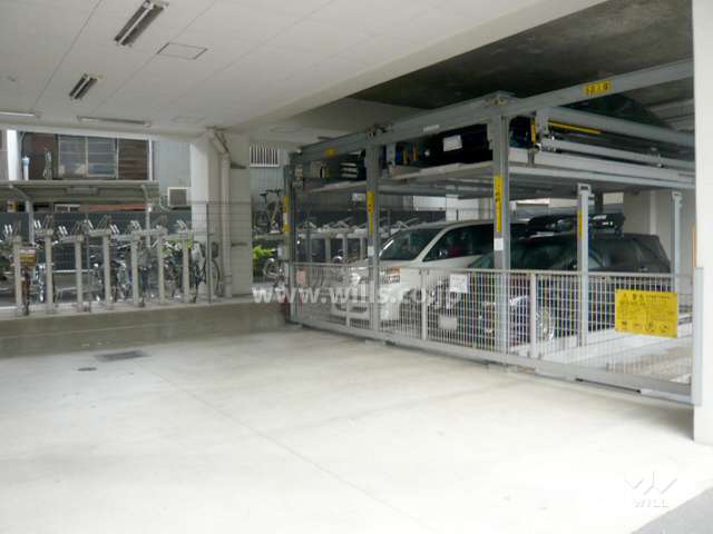 建物1階部分にある敷地内駐車場（屋内機械式）