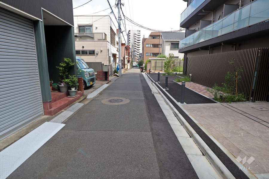 敷地西側の前面道路（南側から）