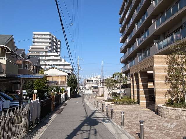 敷地西側の前面道路。敷地の西、北、東の3方が接道しています。