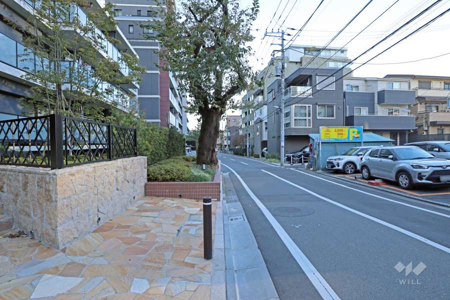 敷地の東側前面道路は福地蔵尊通りです（南側から）。