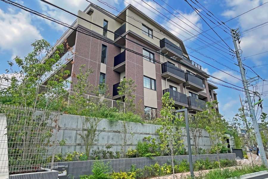 アトラスシティ千歳烏山グランスイート-風の棟の外観（南東側から）