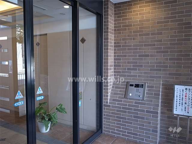 エントランスはオートロック付きです。